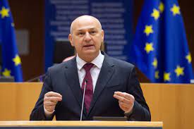Read more about the article Croatian MEP  Mislav Kolakušić  on how new cars will become unaffordable for the middle class while electricity prices will explode.