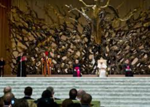 Read more about the article The disturbing statue inside the Vatican Audience Hall